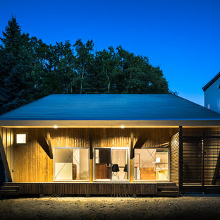 札幌のコンテンポラリースタイルのおしゃれな平屋 (木材サイディング、茶色い外壁、切妻屋根) の写真