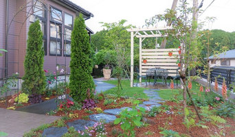 自然石を使った園路とパーゴラのあるナチュラルガーデン