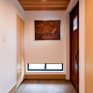 他の地域の片開きドアトランジショナルスタイルのおしゃれな玄関 (白い壁、無垢フローリング、木目調のドア、茶色い床) の写真