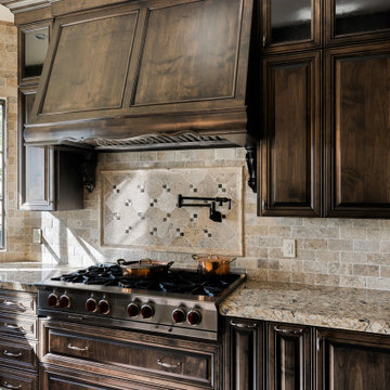 Grand Traditional chefs' kitchen in Mountain View Calabasas