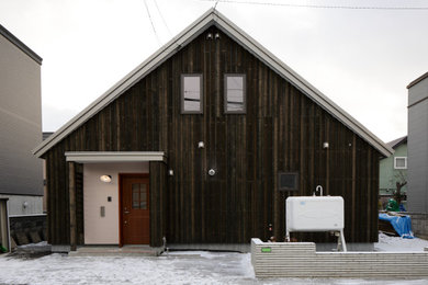 札幌にある高級な中くらいな北欧スタイルのおしゃれな家の外観 (縦張り、長方形) の写真