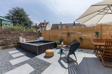 Exemple d'une piscine tendance.