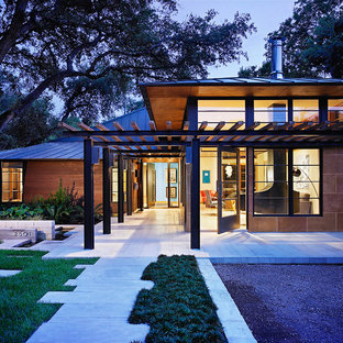 Idéer för ett stort asiatiskt brunt hus, med två våningar, valmat tak och tak i metall