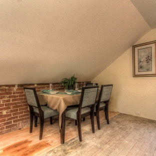 ローリーの中サイズのトラディショナルスタイルのLDKの画像 (ベージュの壁、淡色無垢フローリング、暖炉なし)