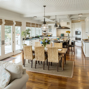 プロビデンスのビーチスタイルのLDKの画像 (白い壁、濃色無垢フローリング)