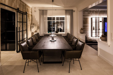 This is an example of a contemporary dining room in Bremen.