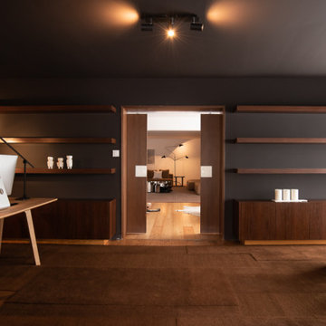 Home Office with Dark Built-In Shelving, Aroeira