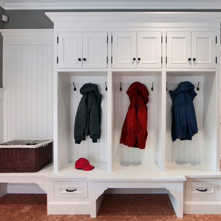 他の地域のトラディショナルスタイルのおしゃれなマッドルーム (白い壁、コルクフローリング) の写真