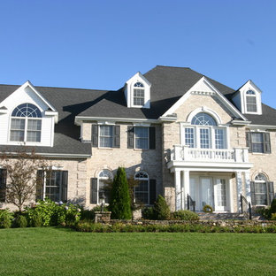 Beigefarbene Häuser mit Backsteinfassade Ideen, Design & Bilder | Houzz