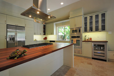 Kitchen - modern kitchen idea in Austin