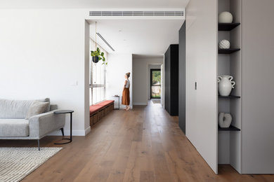 Hallway - modern hallway idea in Tel Aviv