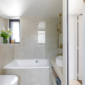 Béton ciré & terrazzo pour une salle d’eau apaisante