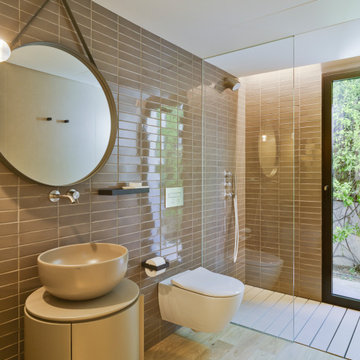 Reforma de pabellón y piscina entre palmeras.