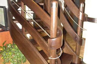 Immagine di una grande scala a chiocciola chic con pedata in legno verniciato e nessuna alzata