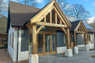 Design ideas for a large traditional front veranda in Oxfordshire.
