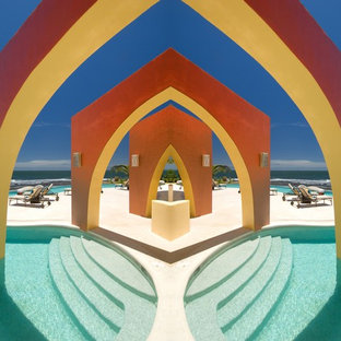 メキシコシティの巨大なオーダーメイドコンテンポラリースタイルのおしゃれなプールの写真