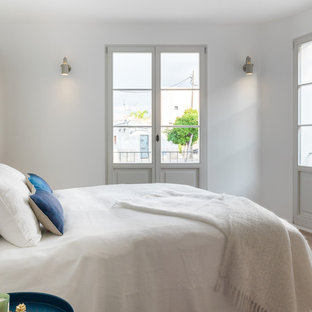 Modelo de dormitorio principal, costero, de tamaño medio, con paredes blancas