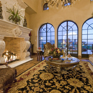 Geräumiges, Repräsentatives, Offenes Mediterranes Wohnzimmer mit beiger Wandfarbe, Travertin, Kamin und Kaminsims aus Stein in Phoenix