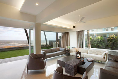 Inspiration for a modern living room remodel in Mumbai