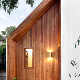 メルボルンのコンテンポラリースタイルのおしゃれな玄関ドア (オレンジのドア) の写真