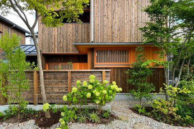 東京都下にある高級な小さな和モダンなおしゃれな家の外観の写真