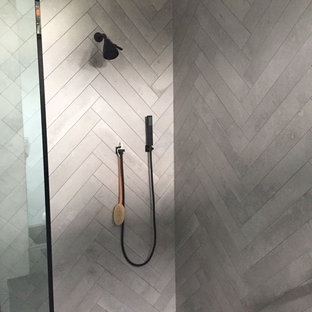 Idee per una grande stanza da bagno con doccia minimalista con ante lisce, doccia ad angolo, WC a due pezzi, piastrelle in ceramica, pareti bianche, pavimento in cementine, lavabo integrato, pavimento grigio, porta doccia a battente, ante nere, piastrelle beige e top in superficie solida