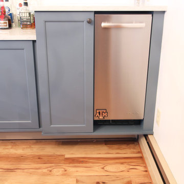 Stainless Steel Ice Maker in Dining Room Bar