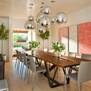 Exemple d'une salle à manger ouverte sur la cuisine sud-ouest américain avec un mur blanc et un sol en bois brun.