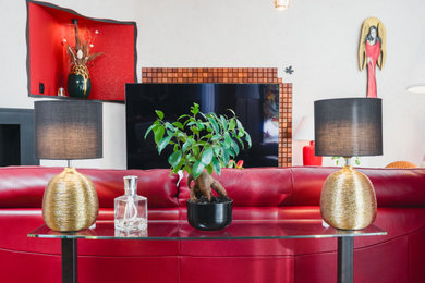 モダンスタイルのおしゃれなファミリールーム (吊り下げ式暖炉、壁掛け型テレビ、茶色い床) の写真
