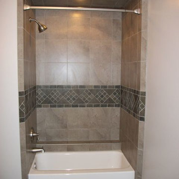 Alcove Tub Shower with Deco Band