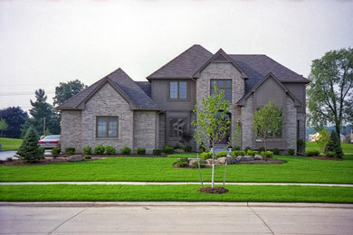 Design ideas for a large partial sun front yard landscaping in Detroit.