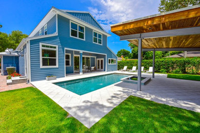 Example of an island style exterior home design in Tampa