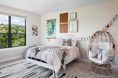 Diseño de dormitorio infantil minimalista grande con paredes blancas, moqueta y suelo gris