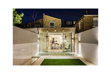Geometrischer, Kleiner Moderner Garten hinter dem Haus in London