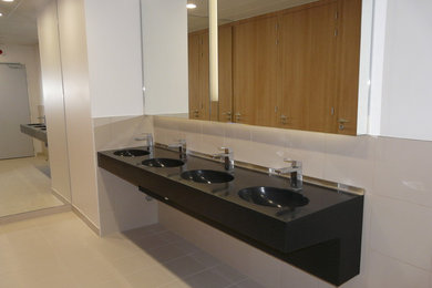 Esempio di un bagno di servizio minimalista con top in superficie solida