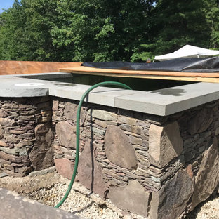 Oberirdischer, Kleiner Eklektischer Whirlpool hinter dem Haus in rechteckiger Form mit Dielen in Boston