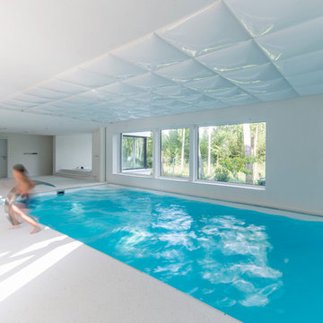 Indoor Pool und Whirlpool in modernem Flachdachhaus