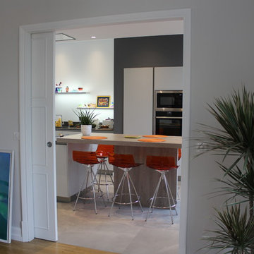 Sous tous les angles : Une grande cuisine fermée avec un bel espace repas