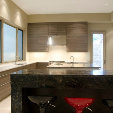Modern kitchen and bar for new home in Memorial