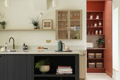 Immagine di una grande cucina nordica con lavello integrato, ante lisce, top in quarzite, paraspruzzi grigio, paraspruzzi in quarzo composito, parquet chiaro e top bianco