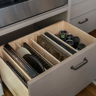 Réalisation d'une arrière-cuisine champêtre en L de taille moyenne avec un évier encastré, un placard à porte plane, des portes de placard en bois clair, un plan de travail en bois, une crédence marron, une crédence en carrelage de pierre, un électroménager en acier inoxydable, un sol en bois brun, un îlot central et un sol marron.