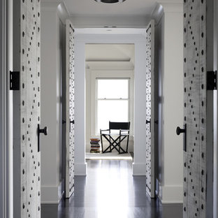 Idéer för en klassisk hall, med vita väggar och svart golv