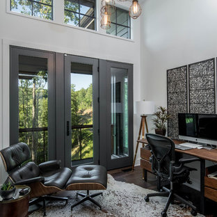 Inspiration för rustika hemmabibliotek, med vita väggar, mörkt trägolv och ett fristående skrivbord