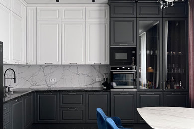 Стильный дизайн: большая угловая кухня-гостиная в стиле неоклассика (современная классика) с фасадами с выступающей филенкой и черно-белыми фасадами - последний тренд