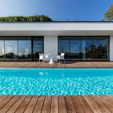 Trasparenza multilivello e cemento a vista per una villa moderna panoramica