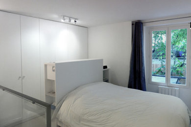 レンヌにある小さなコンテンポラリースタイルのおしゃれな主寝室 (白い壁、淡色無垢フローリング、ベージュの床) のレイアウト