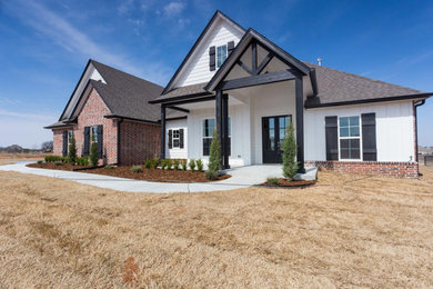 Country home design photo in Oklahoma City