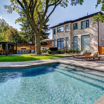 Backyard Entertaining Around a Big Tree