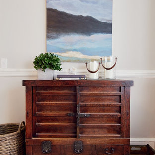 プロビデンスの中サイズのシャビーシック調のおしゃれな着席型バー (無垢フローリング、ベージュの床) の写真