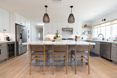 Example of a beach style kitchen design in Los Angeles